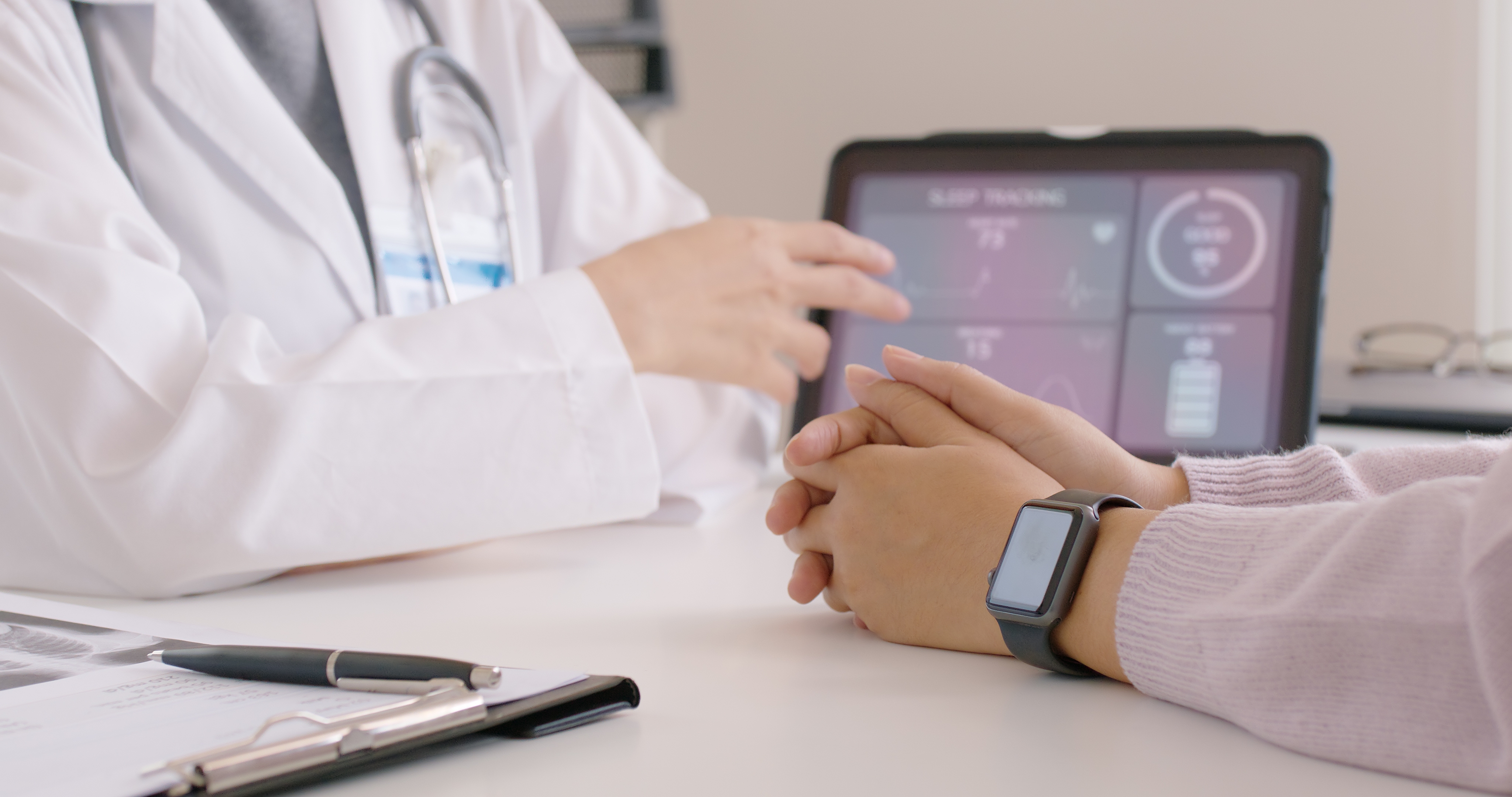 Close-up,Gp,Advice,Ai,Smart,Iot,Watch,Guide,To,Patient